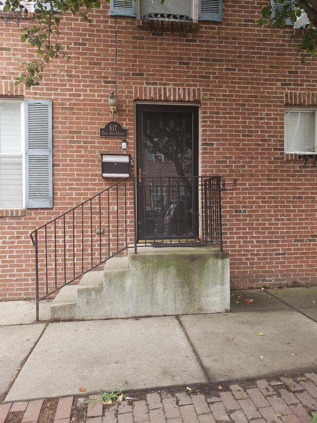 Foto del edificio - 617 E 8th St