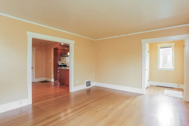 Foto del edificio - Charming 4-bedroom 3 bath Craftsman Home with Basement ADU for Rent