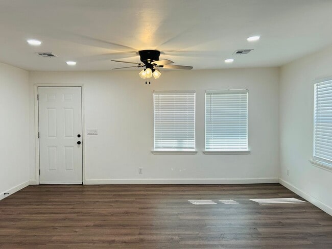 Building Photo - 601 Foster Pl