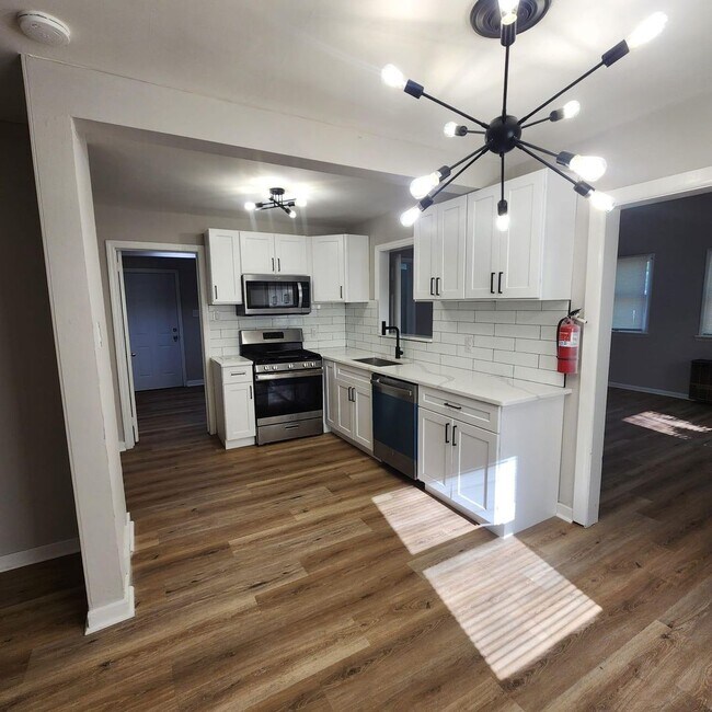 Building Photo - Spacious 3-Bedroom Rancher with Family Roo...