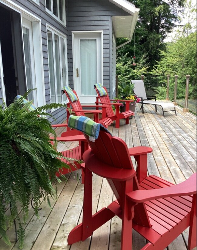 Photo du bâtiment - 3526 West Shore Rd