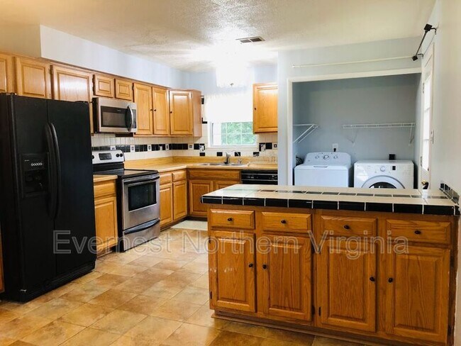 Building Photo - 5589 Roundtree Dr