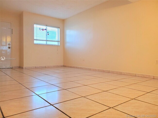 Foto del edificio - 800 SW 104th Ct