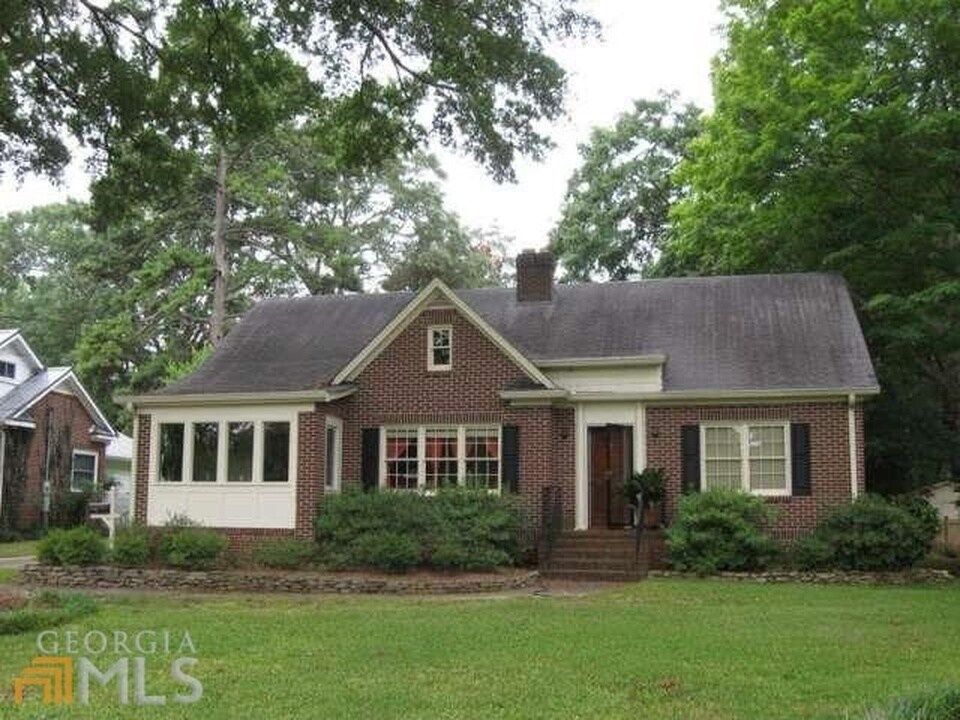 Foto del edificio - 813 Hillcrest Ave