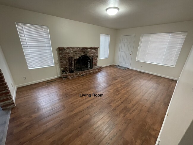 Living room - 21585 Montgomery St