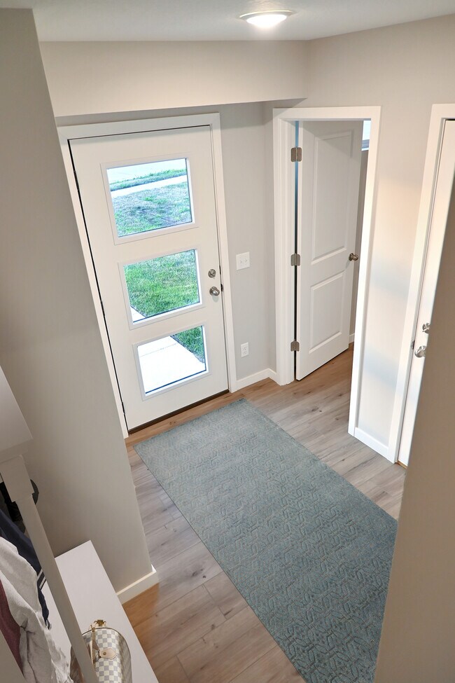 Entryway - 3443 Glenbrook Cir S