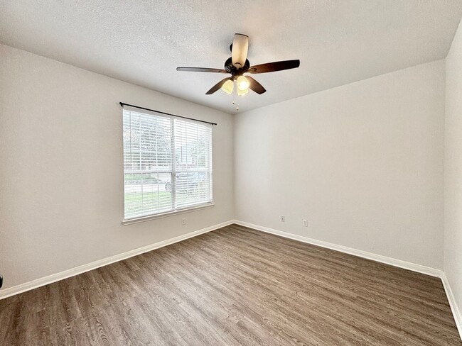 Building Photo - Gorgeous 5 Bedroom Home in Gated Community in Stone Oak!