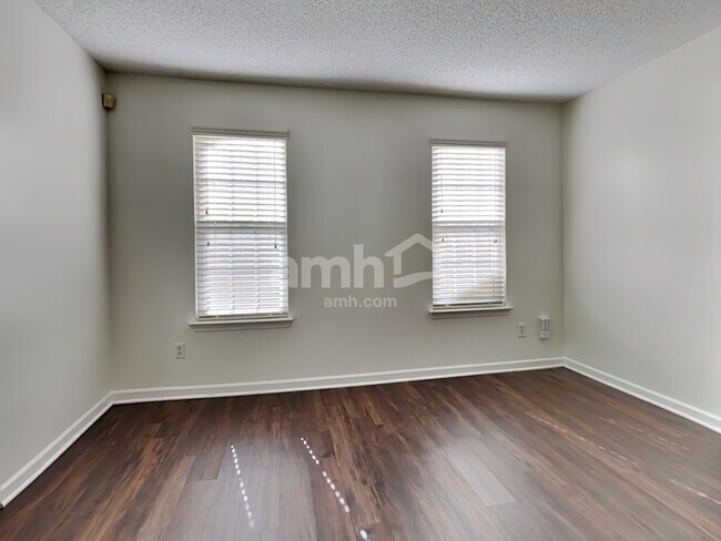 Foto del edificio - 6308 Dumont Ln