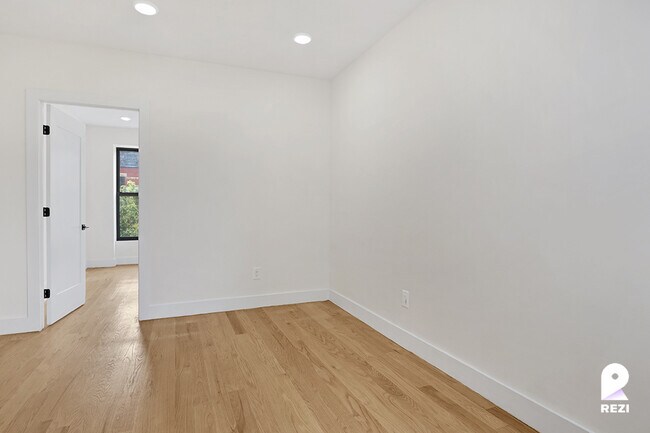 Foto del edificio - 169 E 105th St
