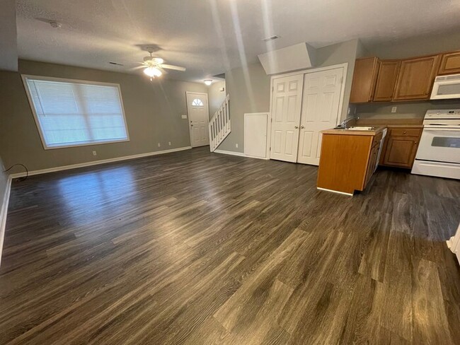 Building Photo - 2BD/2.5BA Townhome