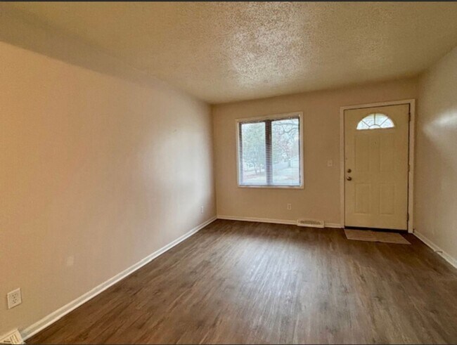 Foto del edificio - 2 Bedroom Duplex In Wyoming Available Dece...