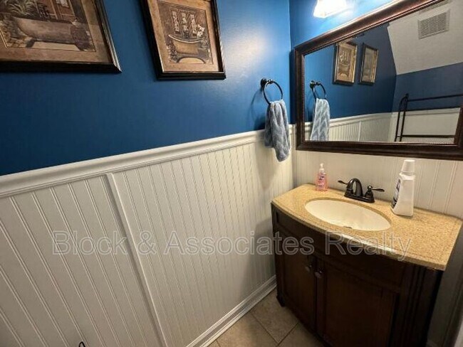 Foto del edificio - 1717 Stroll Cir