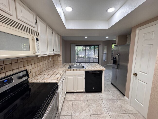 Foto del edificio - Move In Ready! Fremont 3 beds 2 baths Near Niles Canyon and Mission