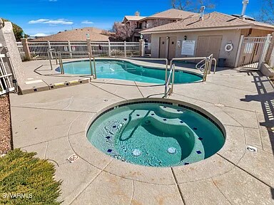 Jacuzzi y piscina de agua salada - 985 E Mingus Ave