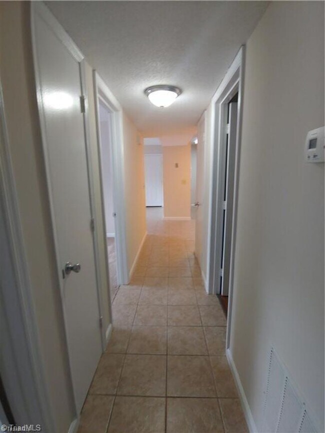 Foto del edificio - Condo near Guilford College!