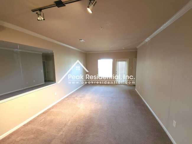 Foto del edificio - 2 br, 2 bath House - 8434 Walerga Road #821