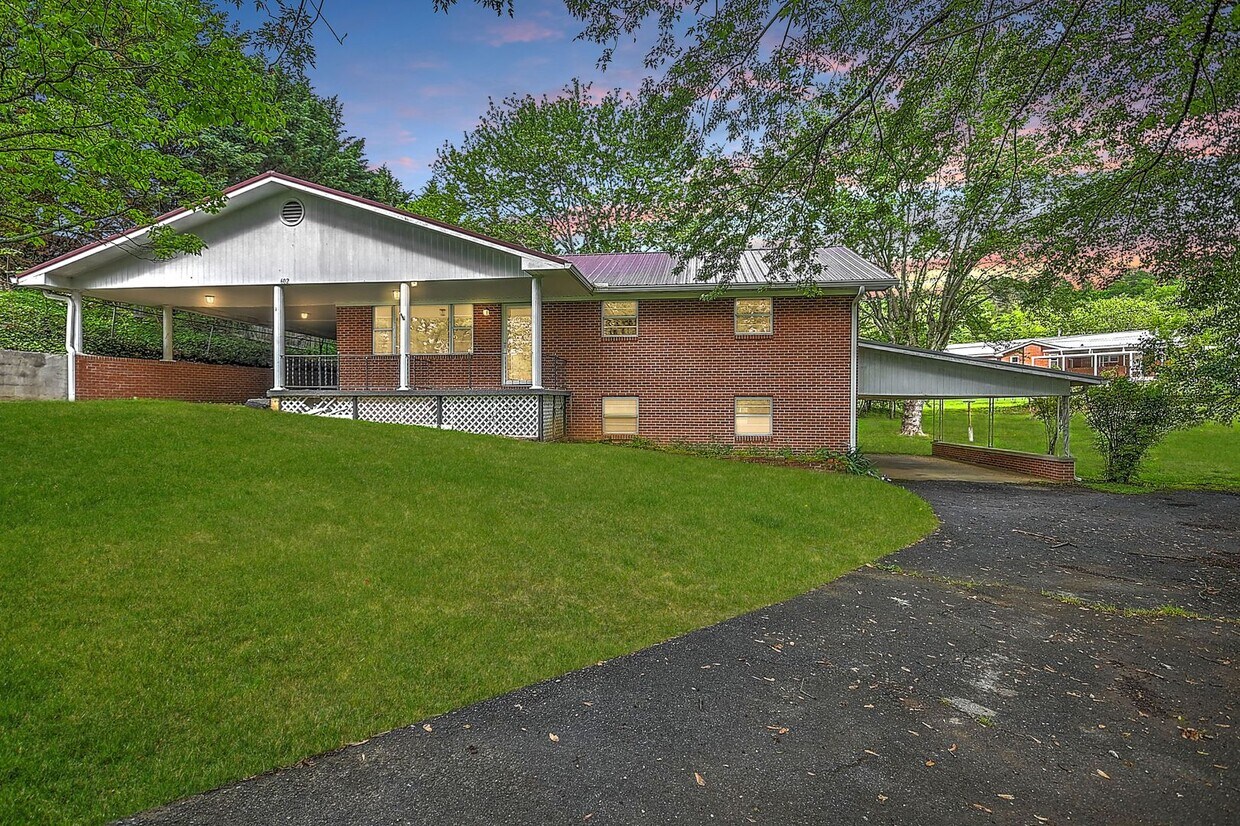 Primary Photo - 602 Asheville Hwy, Greeneville, 37743