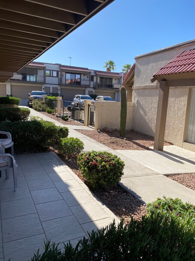 Foto del edificio - 2121 Magnolia Dr