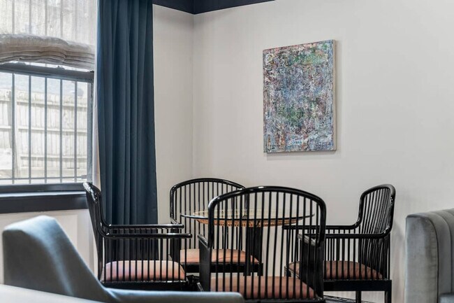 Foto del edificio - 1423 W Addison St