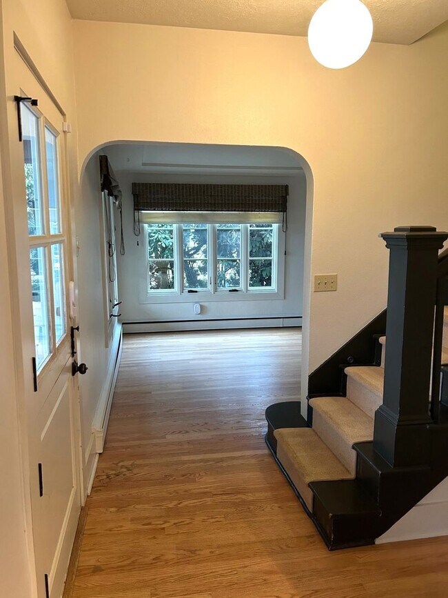 Foto del edificio - Must see- Stunning Hawthorne Bungalow, clo...