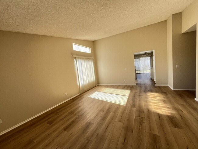 Building Photo - 1733 Oakview Way