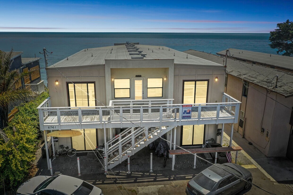 Foto del edificio - 5 Bed 2 bath housing in the heart of Isla Vista!