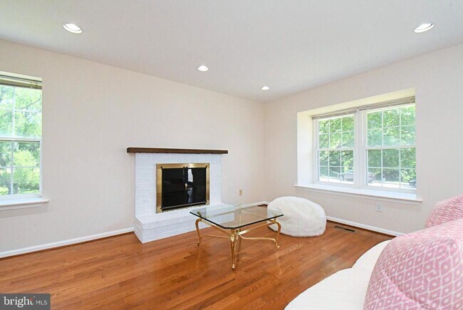 Foto del edificio - 2489 Hillendale Dr