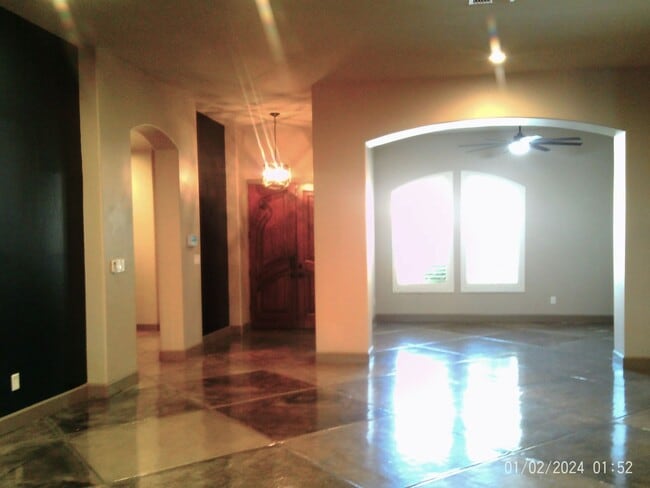 Building Photo - CUSTOM BUILT IN GATED SOUTHERN OAKS !!!
