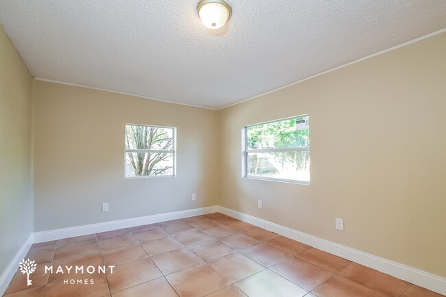 Building Photo - 518 Elm Dr