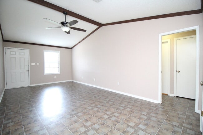 Building Photo - -Bed, 1.5-Bath Duplex in Bellview with Garage, Indoor Laundry, and Private Fenced Backyard
