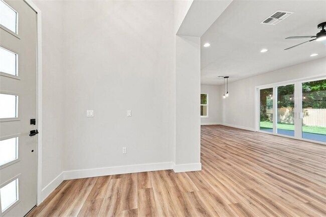Building Photo - 561 N Thompson Rd