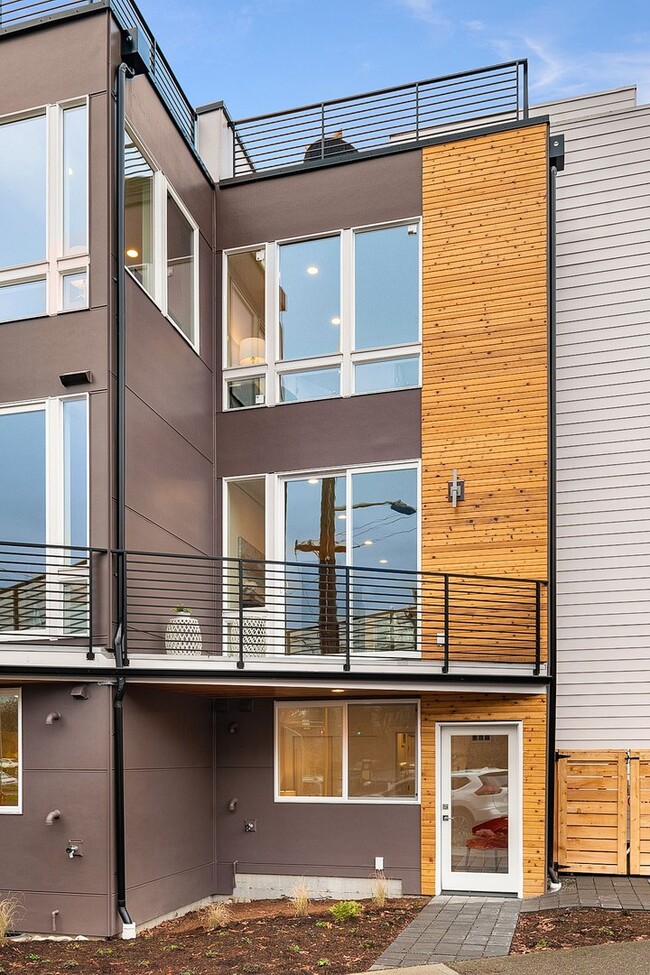 Building Photo - Stylish, Bright and Efficient 2 bed 1.75 Bath Townhome. Walk to U-Village!