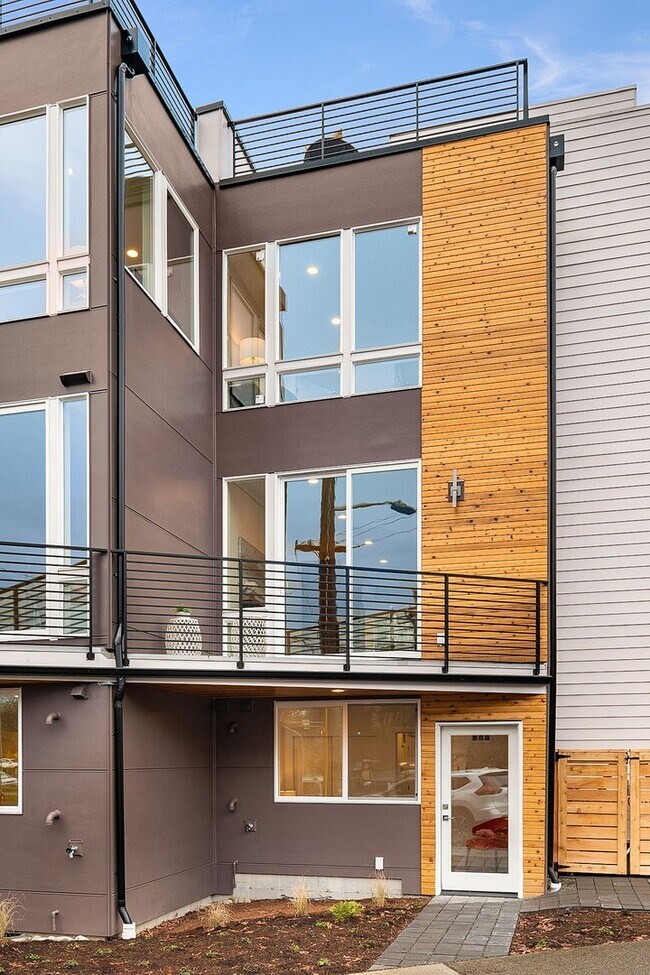 Foto del edificio - Stylish, Bright and Efficient 2 bed 1.75 Bath Townhome. Walk to U-Village!