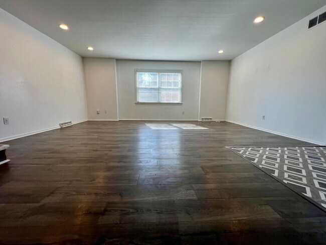 Foto del edificio - Gorgeous 3-Bedroom Home with Finished Basement in Havertown! Available NOW!