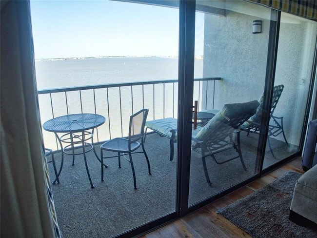 Foto del edificio - 351 Lakeside Ln