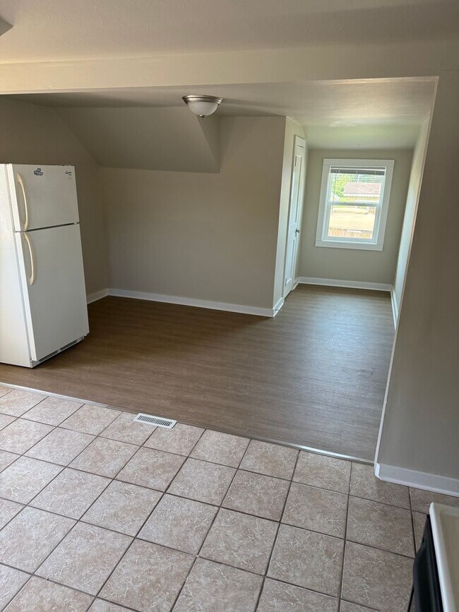 Foto del edificio - 1 Bed 1 Bath Upper Unit on the East Hill E...