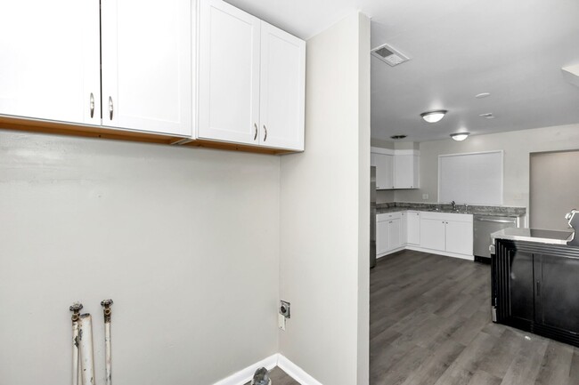 Building Photo - 1707 Buena Vista Cir SE