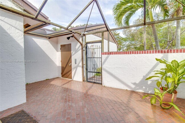 Foto del edificio - 6343 Pinehurst Cir