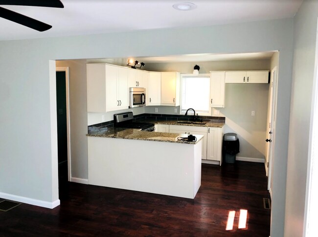 Building Photo - 620 N Zane Ave