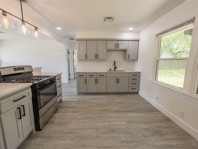 Foto del edificio - 2 Bed | 1 Bath in North Tulsa!