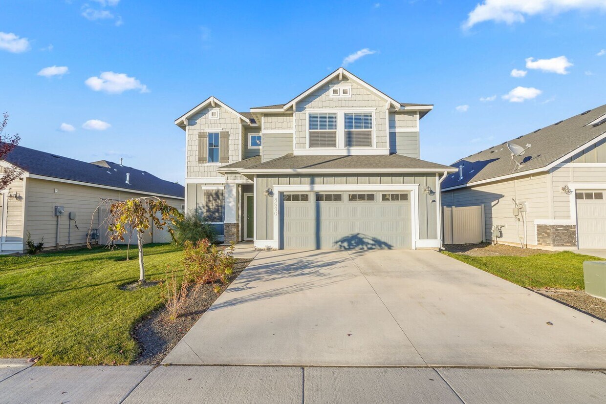 Primary Photo - Outstanding Home Near Everything!