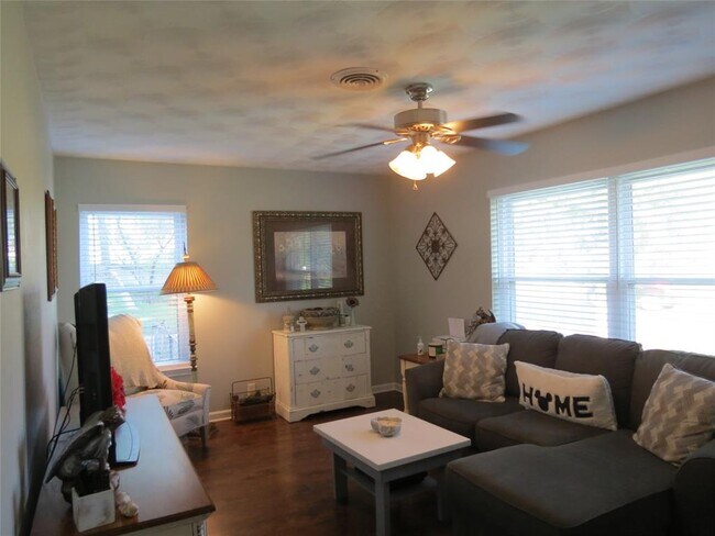 Foto del edificio - 10905 Lake Gardens Dr