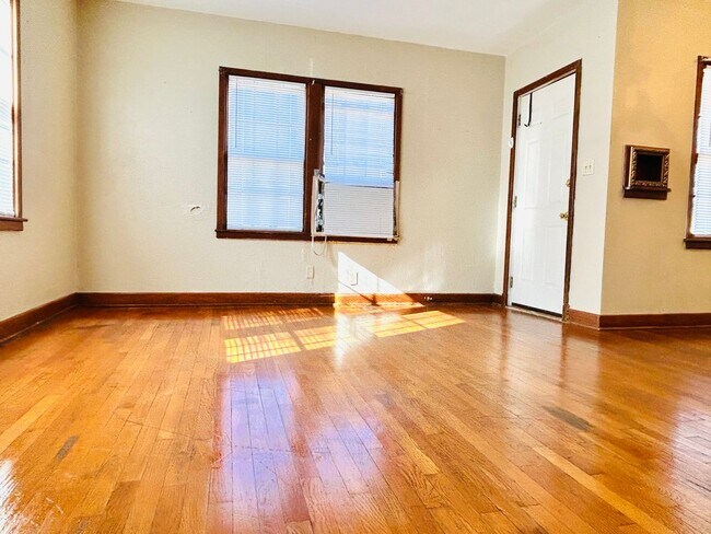 Building Photo - 1 Bedroom Duplex, Central Location