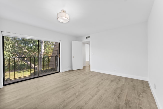 Building Photo - 2695 Albatross Rd N