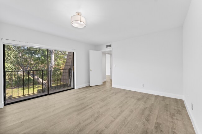 Foto del edificio - 2695 Albatross Rd N