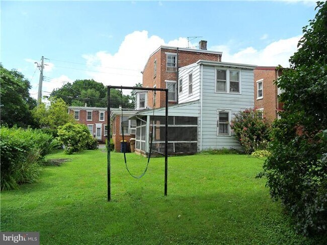 Foto del edificio - 109 E 2nd St