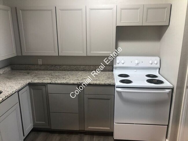 Foto del edificio - Updated and spacious 2 bedroom 1 bathroom apartment for rent!