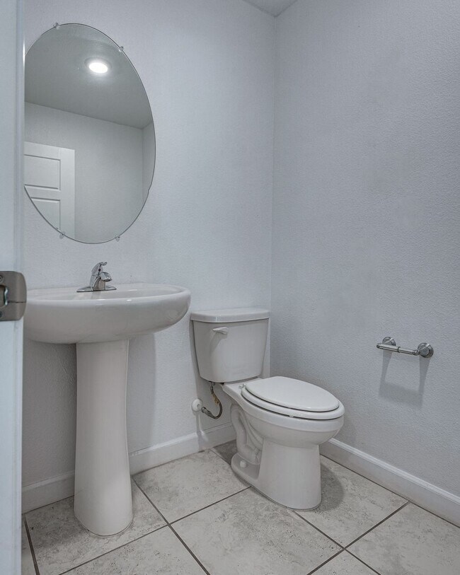 Foto del edificio - Modern 3-Bedroom Townhome in Gated Community