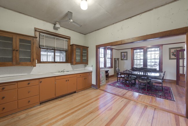 Building Photo - 313 E San Antonio St