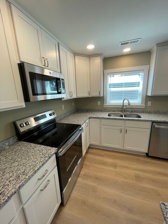 Foto del edificio - Gorgeous Fully Remodeled Three Bedroom Hom...
